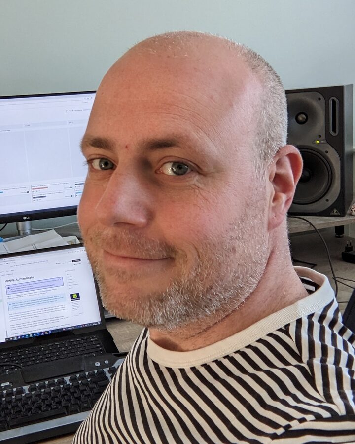 Thomas de Bruin aan zijn bureau